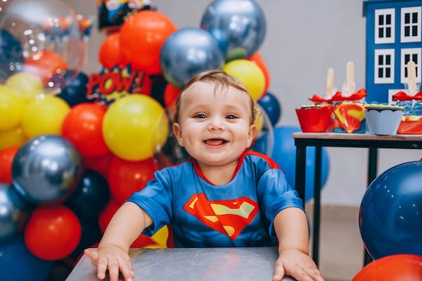 Organisation d'anniversaires en crèche : Conseils pratiques pour les professionnels de la petite enfance